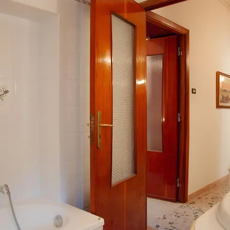 Guesthost - Comfy Near The Sea Apartment *